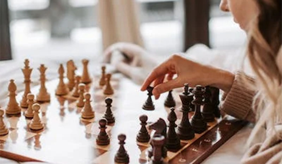 Exploring the Acacia Mahogany Grand Classic Chess Set in Winchester